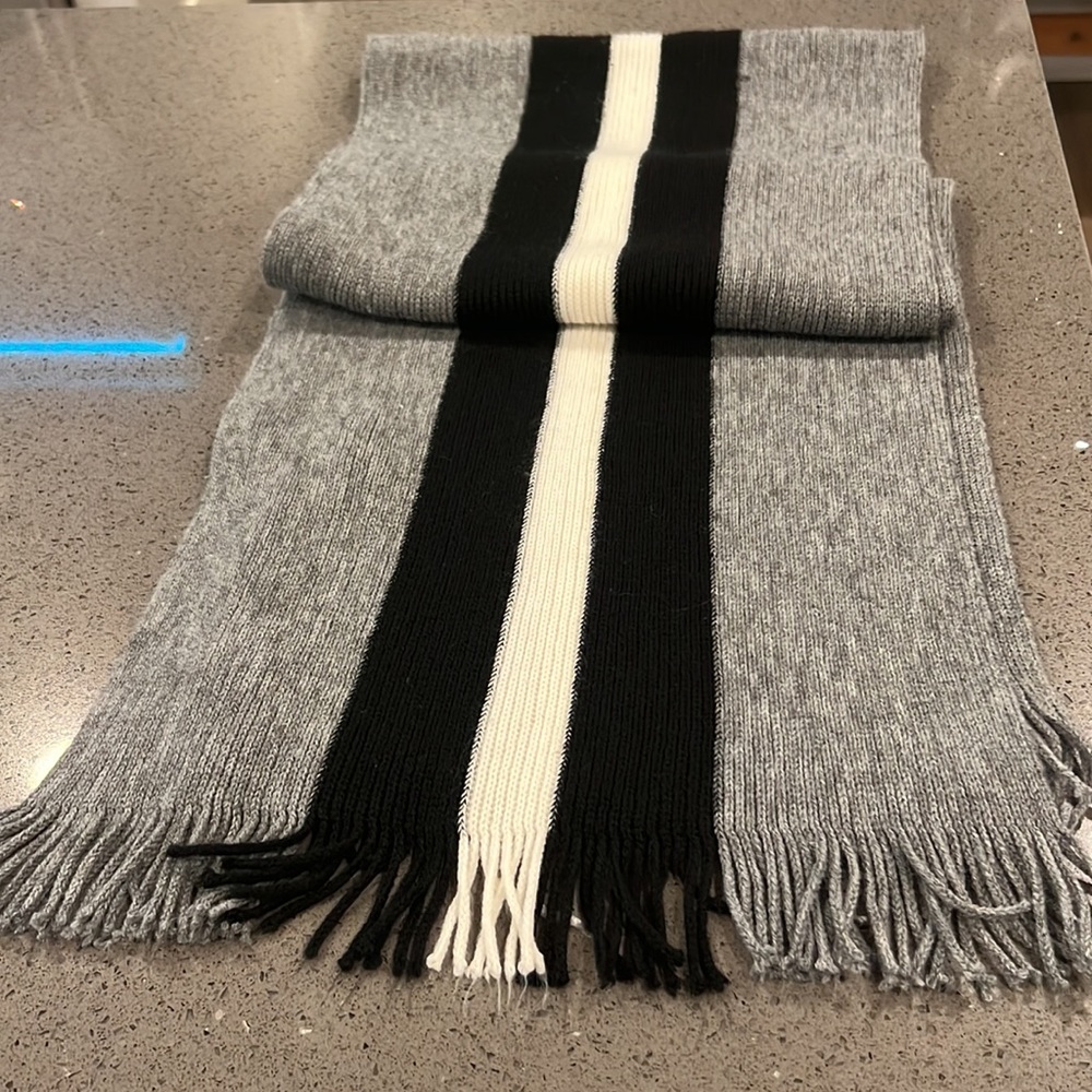 H&M scarf - Picture 2 of 4